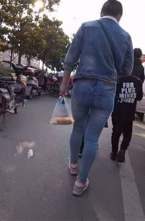 紧身牛仔裤牛仔外套少妇