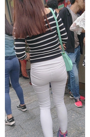 超紧白裤美女