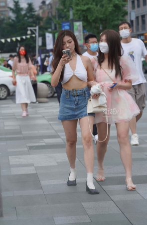 街拍牛仔短裙美眉