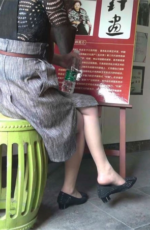 街拍挑鞋的极品肉丝袜高跟