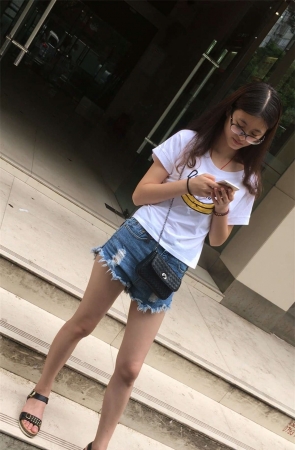 银行门口遇见的大长腿热裤妹子