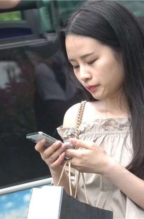 4K – 等公交的鲜嫩玉足气质街拍美女 [1.65 GB/avi]