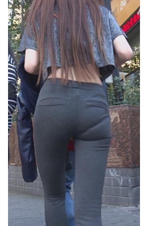 长发黑裤露腰妹