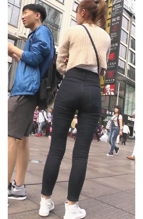 漂亮的高腰紧身黑裤可爱妹子