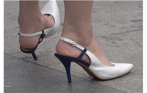 4K – 细尖嘴高跟白色连衣裙骨感美女 [1.15 GB/avi]