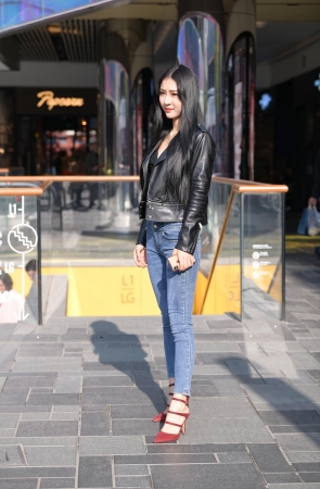 气质高冷范紧牛美女