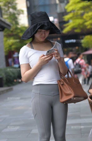 浅灰色瑜伽裤美眉