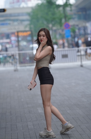 黑色热裤小美女