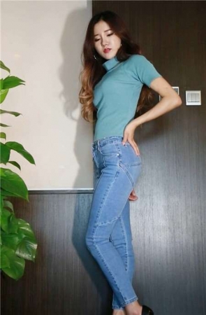 紧身蓝牛翘臀性感美女热舞秀 [749 MB]