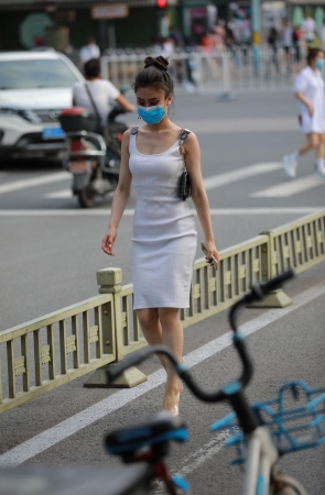 白色包臀裙妹子