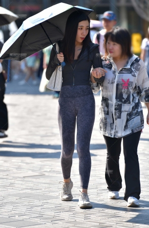 聊悄悄话紧身美女