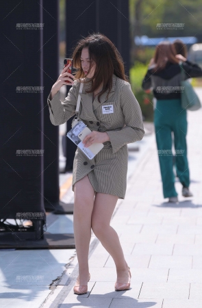 接地气的邻居白皙女孩~