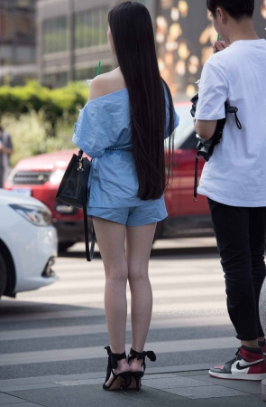 街拍美腿高跟鞋妹子