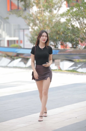 凯恩街拍摄影作品●褐色皮短裙丝袜美女【套图+视频】
