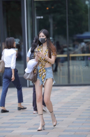 街拍大长腿黑色口罩女神姐姐