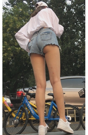 牛仔热裤长腿月牙小姐姐