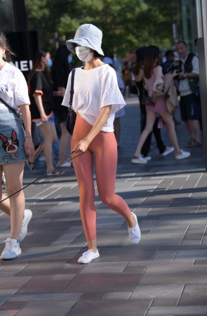 遛狗紧身裤美女