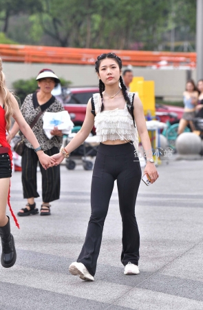 街拍双麻花辫长裤女孩儿