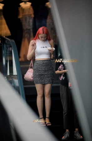 爱吃雪糕的性感包臀小姐姐