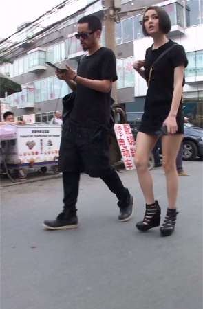 街拍性感露背装美女