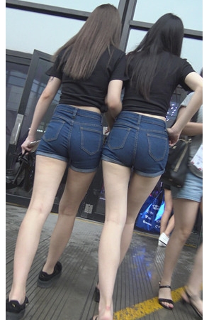 两个牛仔热裤小姐姐