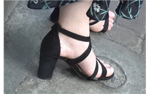 4K – 凉高，美足，长裙街拍美女 [1.06 GB/avi]