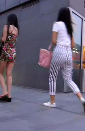 吊带花纹包臀裙和斑马纹长裤美女