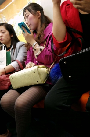 地铁拍摄条纹黑丝红色高跟少妇