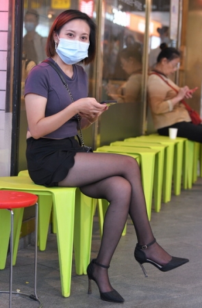 坐姿黑丝高跟鞋