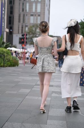 22614-4+135牛奶白美腿女孩