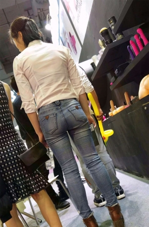 紧身蓝色牛仔裤丰臀妹子