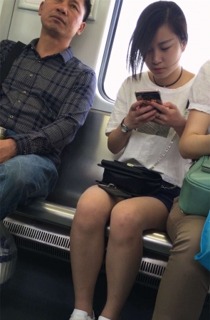 地铁上的漂亮美眉