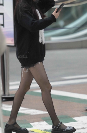 街拍黑丝大长腿