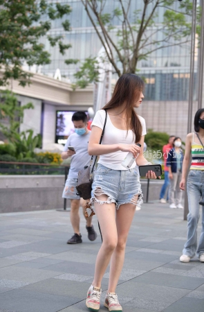 街拍白T恤热牛小清新美眉