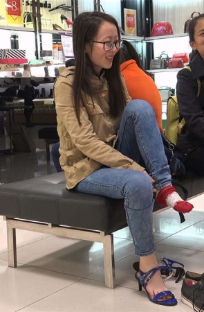 试鞋的牛仔裤眼镜妹