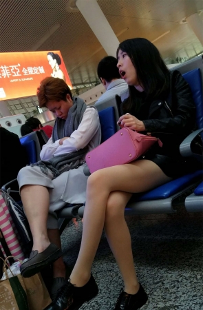 高铁站候车的肉色丝袜极品长腿长发妹子