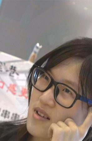 跟肥闺蜜在一起的银白高跟眼镜妹