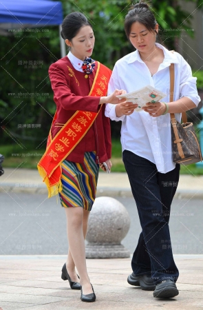 SH25-32-66√天府航空学院-她鞋里有沙子呢 8P