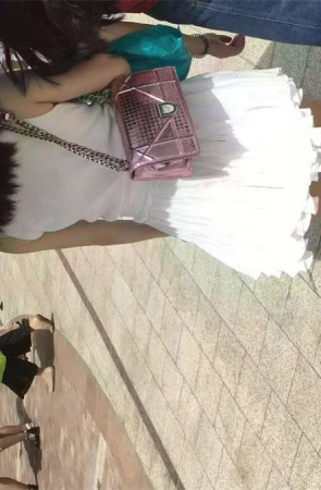 白色连衣裙气质美女