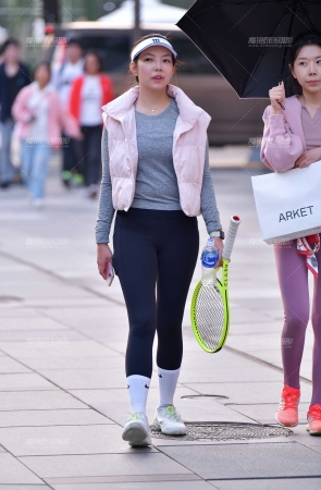 网球教练紧身裤美女