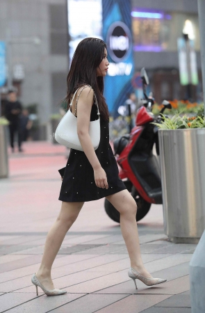 街拍玉足高跟shufu