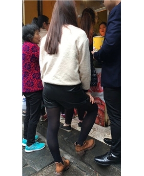 街拍黑色性感丝袜美腿女孩。