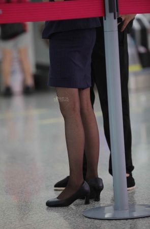 【街拍心灵】机场地勤制服美腿黑丝街拍高跟