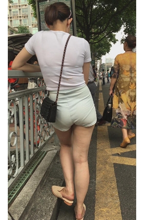 高腰短裤小妹