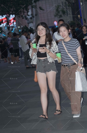 美腿热裤眼镜妹