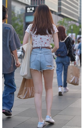 牛仔热裤白嫩的小姐姐(87P)[1.33G/JPG]