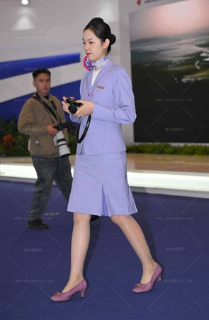 SH25-243-75√中国联合航空-手持相机的她