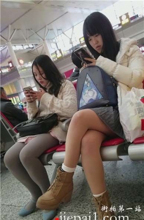 4k-高铁站候车室拍摄会丝袜白毛衣长腿美女姐妹