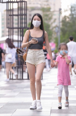 20826-3+85热裤大白腿的辣妈 5P