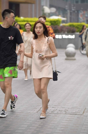 街拍铆钉鞋漂亮娇气女友